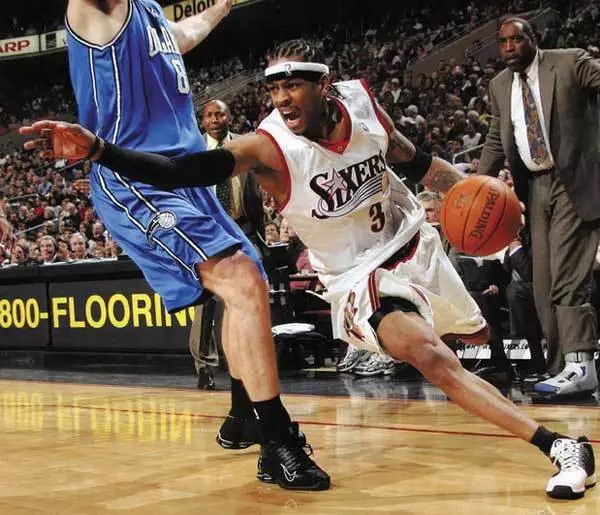 萨勒马克尔斯比赛里与裁判对峙，还被裁判踢了一脚（萨勒马克尔斯赛中与裁判争执，遭裁判一脚踢中）