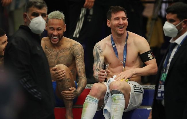 杨晨对话施拉普纳：中国球员不该只为钱踢球，留洋从乙级开始（杨晨与施拉普纳对谈：中国球员别只为钱踢球，留洋应从乙级起步）