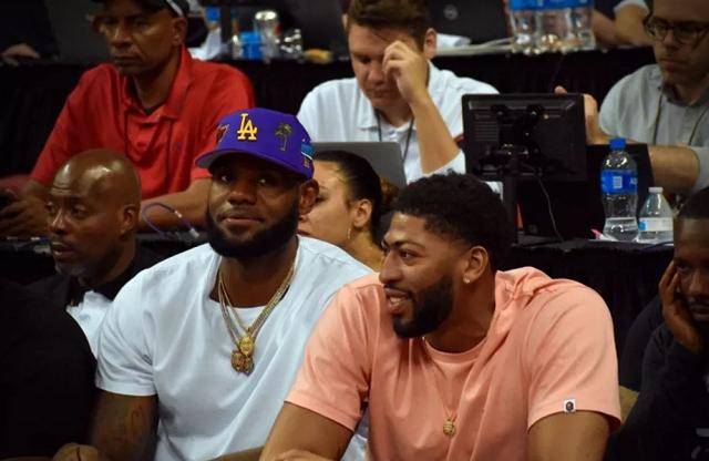 男子下棋时吸烟不慎引燃衣物（男子对弈抽烟失手点燃衣服）