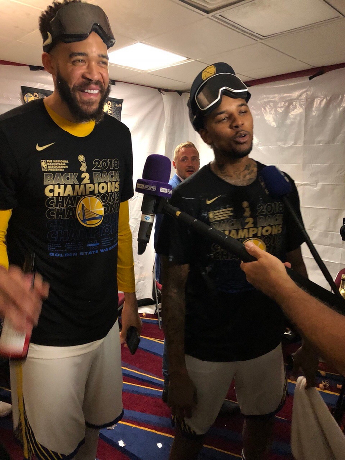 胡明轩拿下26分错失绝杀，澳大利亚全队安慰胡明轩（砍下26分却绝杀不进，胡明轩赛后获澳大利亚队集体安慰）