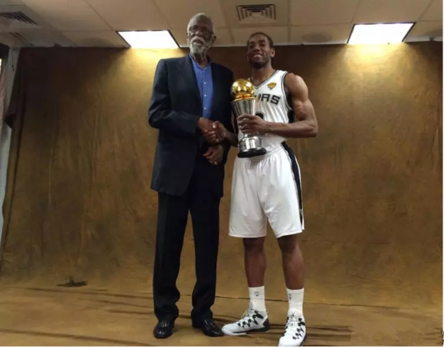 进球+造乌龙，麦克托米奈当选那不勒斯2-0卡拉巴赫全场最佳（麦克托米奈一球一造乌龙，那不勒斯2-0卡拉巴赫之战当选全场最佳）