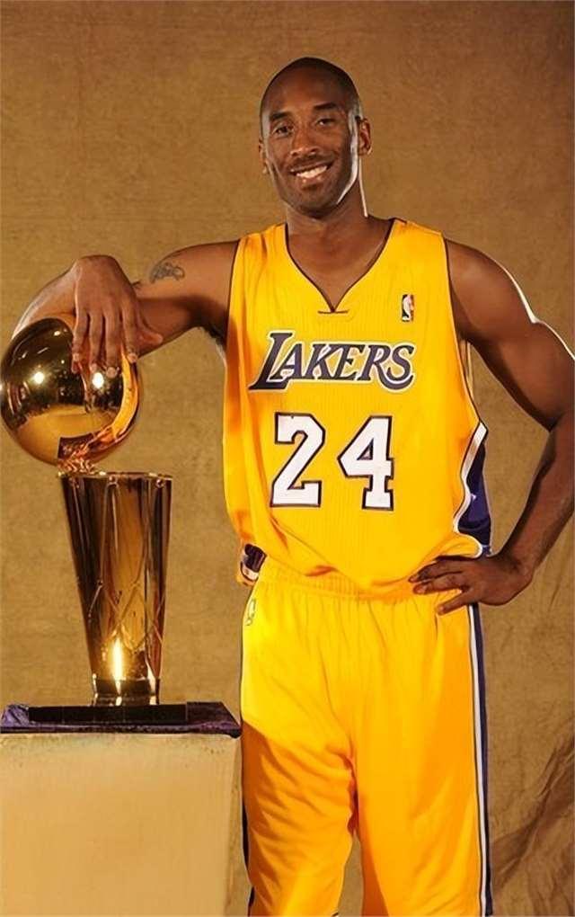 胡尔克完成职业生涯500球里程碑，球迷打出巨型TIFO致敬（胡尔克生涯500球达成，球迷巨幅TIFO致敬）