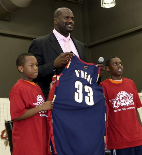 米兰官方欢迎里贝里造访米兰内洛，并发布其与迈尼昂合影（米兰官方晒照：里贝里做客米兰内洛，与迈尼昂同框）